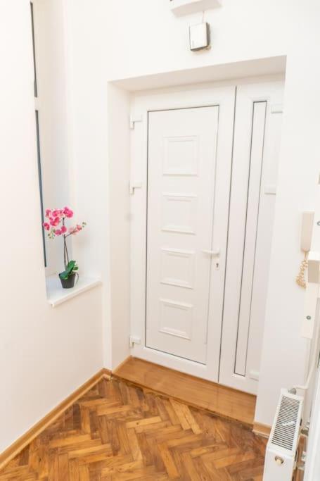 Central And Comfy 2Bdr Apartment Near Parliament Βελιγράδι Εξωτερικό φωτογραφία